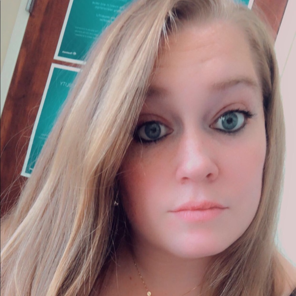 Meet your Posher, Courtney
